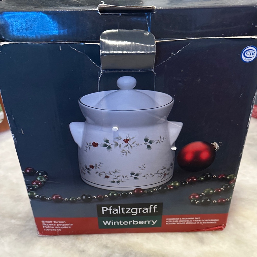 Pfaltzgraff Winterberry Festive Tureen
